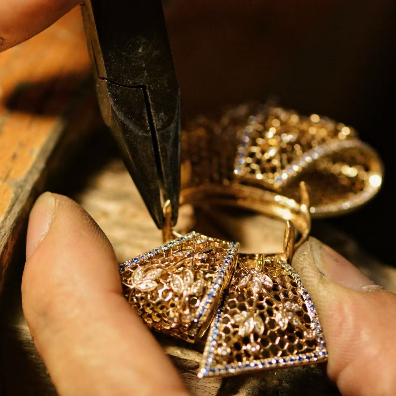 Seting Diamonds